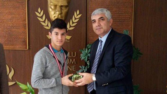 İlçemiz Cumhuriyet Ortaokulu Öğrencilerimizden Caner Demir Yıldız Çocuklar Kick Boks Turnuvasında Türkiye 3. lüğü Alarak Bizleri Onurlandırmıştır.