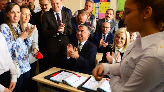Milli Eğitim Bakanımız İsmet YILMAZ ve Arnavutluk Milli Eğitim, Spor ve Gençlik Bakanı Lindita Nikolla Aliya İzetbegovic Ortaokulunu Ziyaret Etti