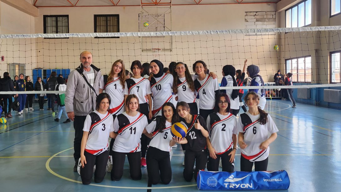 Şehit Halil Kantarcı Anadolu İmam Hatip Lisesi Voleybol Takımı Altıncı Şampiyonluğunu Kazandı